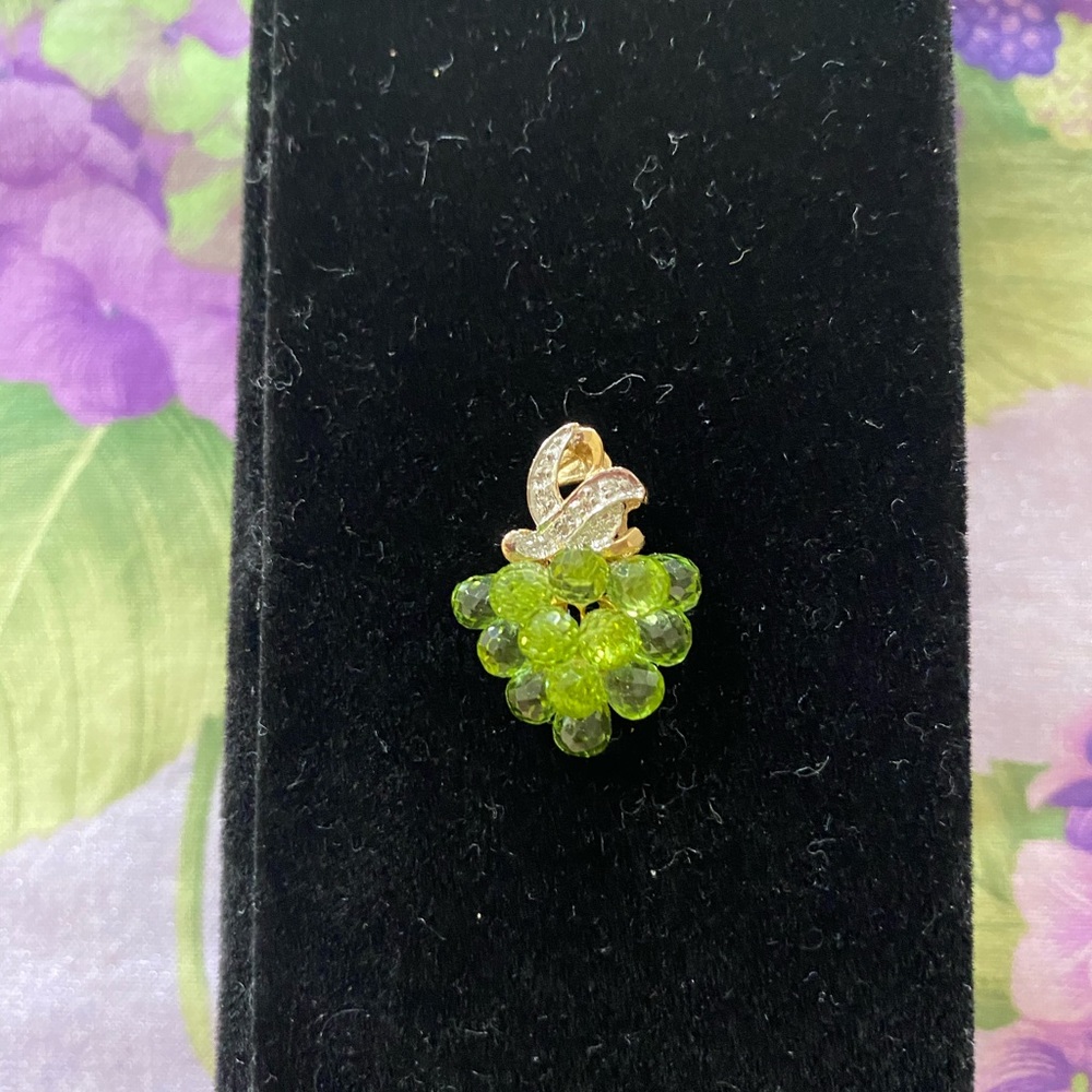 14k yellow gold and peridot grape pendant